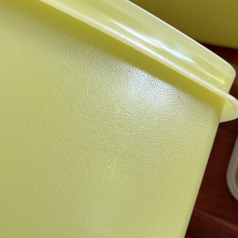 2 VINTAGE TUPPERWARE CONTAINERS - Picture 7 of 9